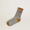 Chaussettes côtelées grises avec détails orange et logo rouge