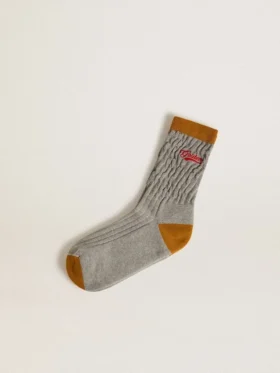 Chaussettes côtelées grises avec détails orange et logo rouge