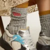 Chaussettes côtelées grises avec détails orange et logo rouge