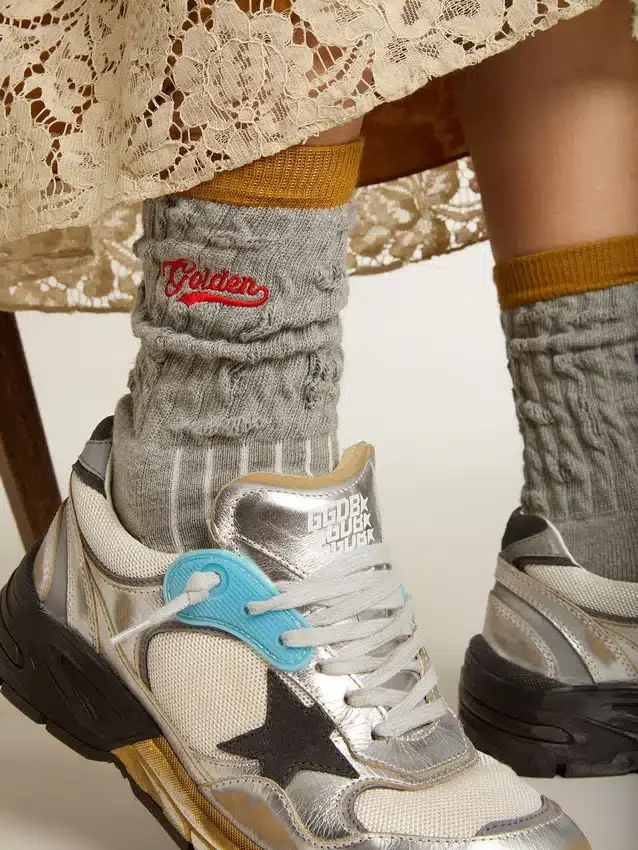 Chaussettes côtelées grises avec détails orange et logo rouge