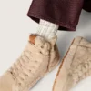 Chaussettes de couleur crème avec détails vieillis et strass