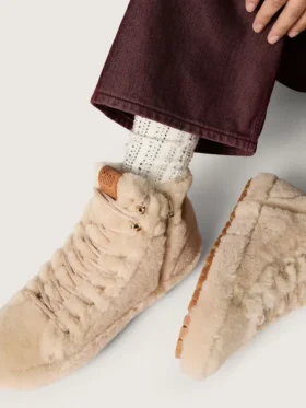 Chaussettes de couleur crème avec détails vieillis et strass