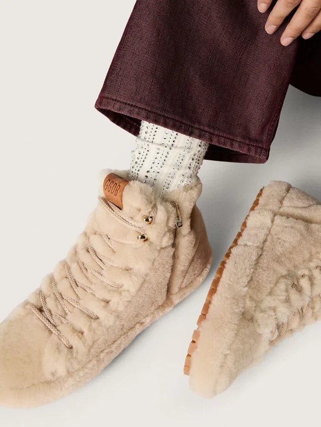 Chaussettes de couleur crème avec détails vieillis et strass