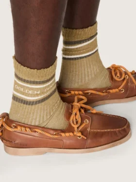 Chaussettes de couleur kaki avec des détails vieillis et des rayures vert foncé et blanches