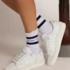 Chaussettes en coton aux finitions usées, à rayures bleues et logo