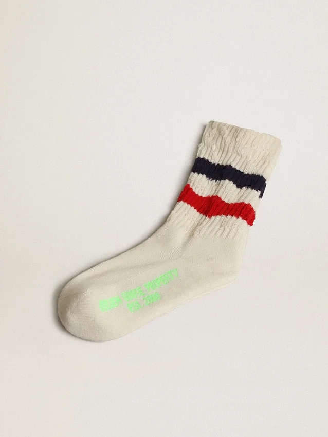 Chaussettes en coton blanc à l’aspect vieilli, avec des rayures rouges et bleu marine