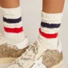 Chaussettes en coton blanc à l’aspect vieilli, avec des rayures rouges et bleu marine