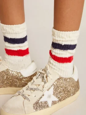 Chaussettes en coton blanc à l’aspect vieilli, avec des rayures rouges et bleu marine