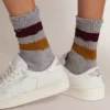 Chaussettes gris chiné avec détails vieillis et rayures bicolores