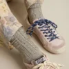 Chaussettes grises ornées de cristaux sur la tige