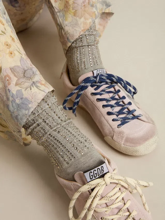 Chaussettes grises ornées de cristaux sur la tige