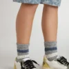 Chaussettes grises pour enfants avec détails vieillis et rayures bleu et blanc délavé