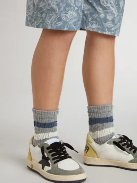 Chaussettes grises pour enfants avec détails vieillis et rayures bleu et blanc délavé