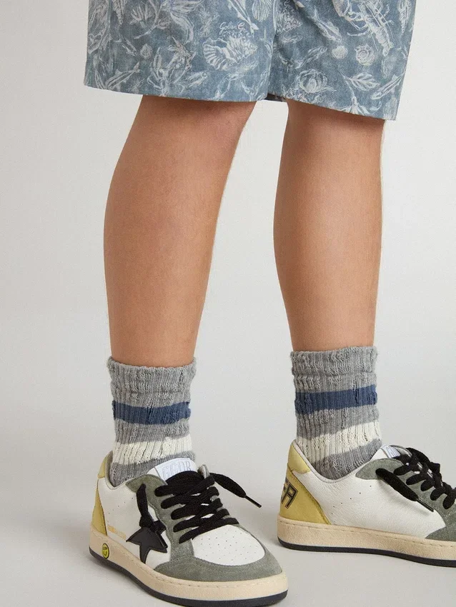 Chaussettes grises pour enfants avec détails vieillis et rayures bleu et blanc délavé