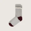 Chaussettes grises à revers avec détails bordeaux et crème