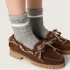 Chaussettes grises à revers avec détails bordeaux et crème