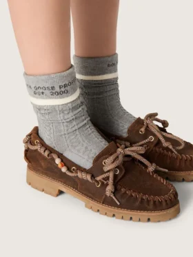 Chaussettes grises à revers avec détails bordeaux et crème