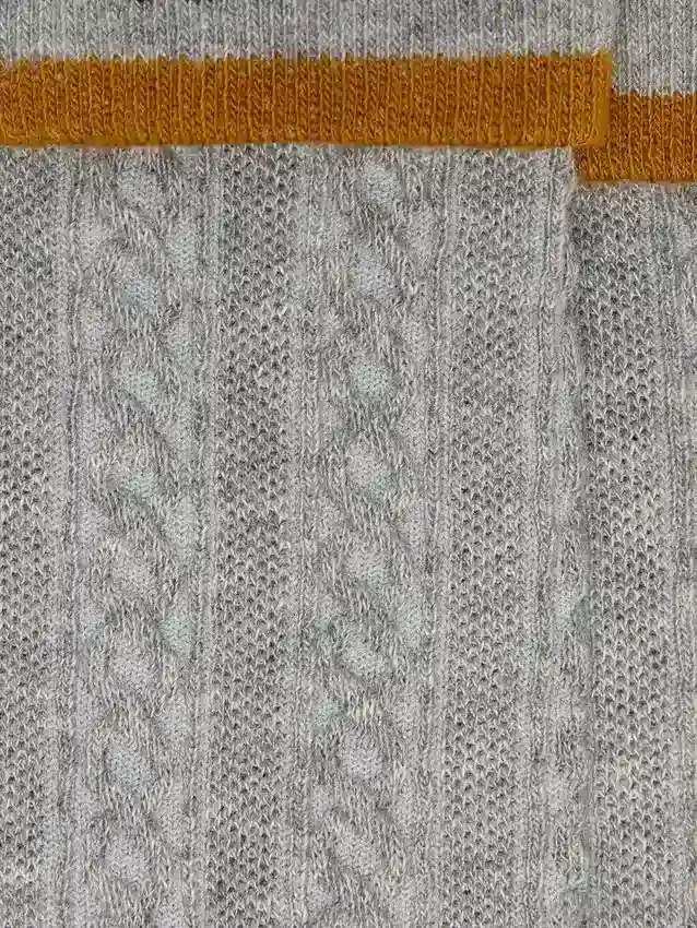 Chaussettes grises à revers et détails de couleur orange