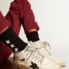 Chaussettes noires ornées d’étoiles blanches contrastantes