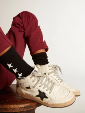 Chaussettes noires ornées d’étoiles blanches contrastantes