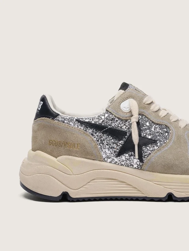 Chaussures de course pour femme « Running Sole » en suède gris tourterelle et paillettes argentées