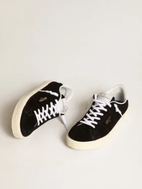 Chaussures de tennis pour femme en daim noir avec languette de talon en cuir blanc