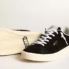 Chaussures de tennis pour femme en daim noir avec languette de talon en cuir blanc