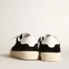 Chaussures de tennis pour femme en daim noir avec languette de talon en cuir blanc