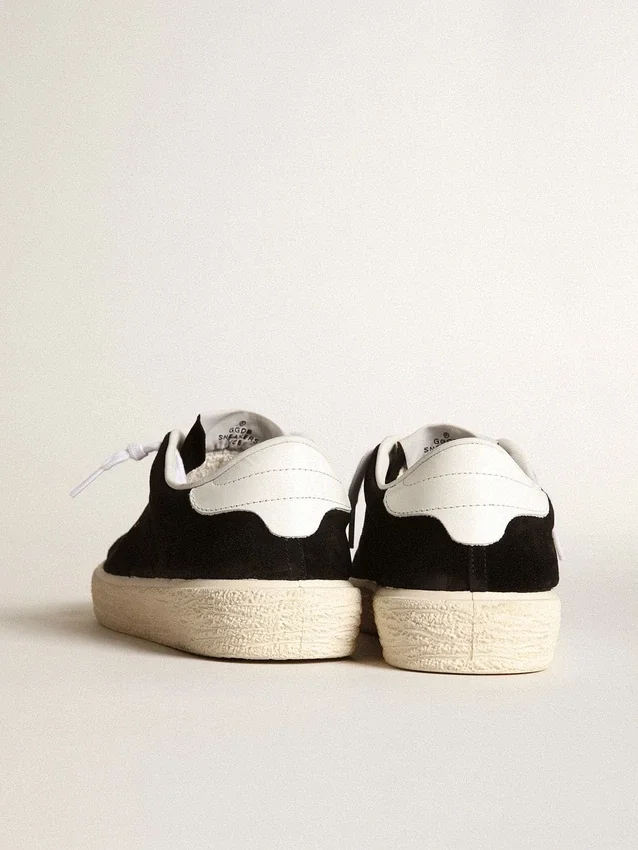 Chaussures de tennis pour femme en daim noir avec languette de talon en cuir blanc
