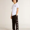 Chemise blanche avec logo et étoile noirs contrastés