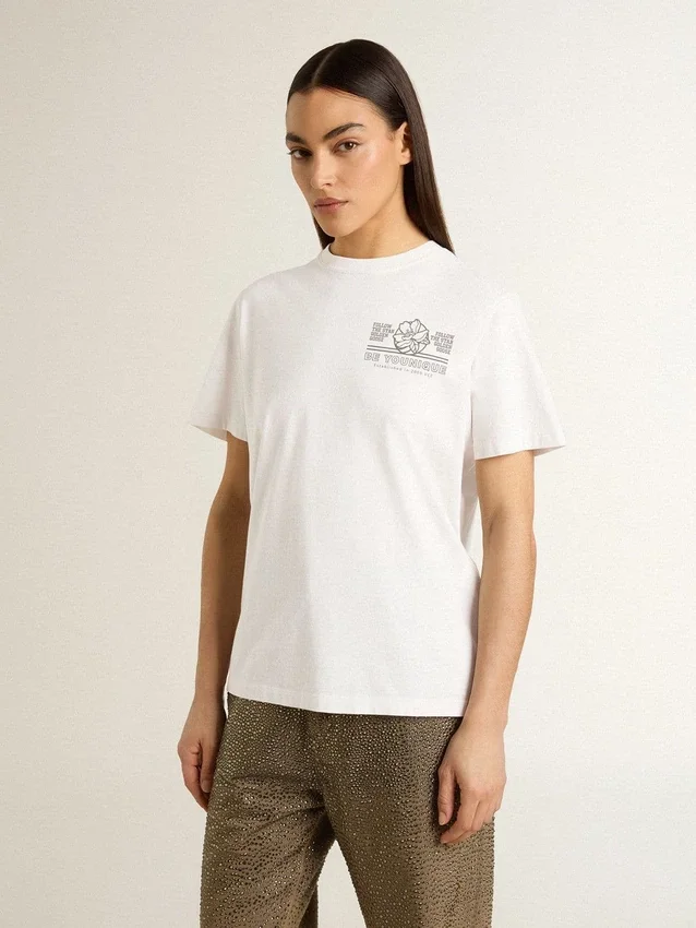 Chemise blanche pour femme avec imprimé noir sur la poitrine