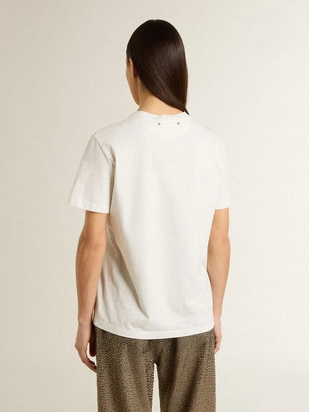 Chemise blanche pour femme avec imprimé noir sur la poitrine
