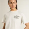 Chemise blanche pour femme avec imprimé noir sur la poitrine