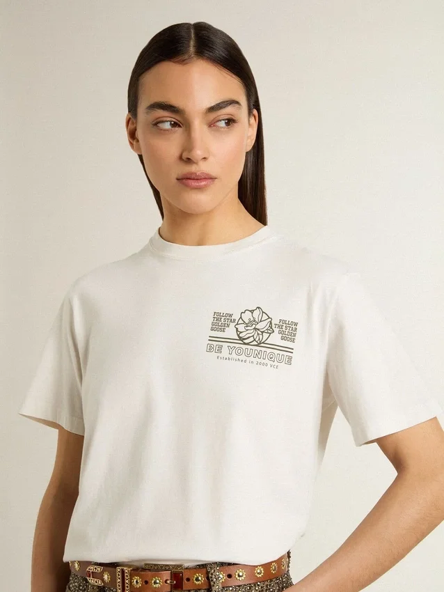 Chemise blanche pour femme avec imprimé noir sur la poitrine