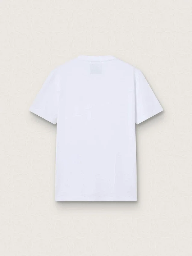 Chemise blanche pour femme avec une étoile pailletée argentée sur le devant