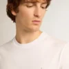 Chemise blanche pour homme avec une étoile pailletée argentée sur le devant