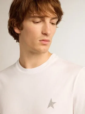 Chemise blanche pour homme avec une étoile pailletée argentée sur le devant