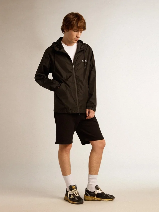 Chemise blanche pour homme avec une étoile pailletée argentée sur le devant