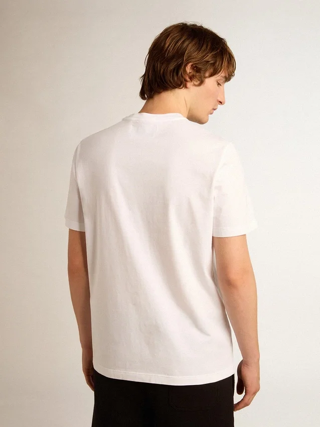 Chemise blanche pour homme avec une étoile pailletée argentée sur le devant