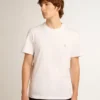 Chemise blanche pour homme avec une étoile pailletée argentée sur le devant
