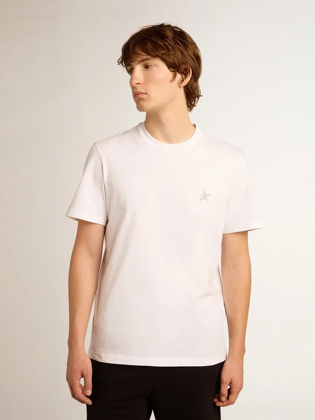Chemise blanche pour homme avec une étoile pailletée argentée sur le devant