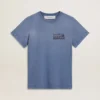 Chemise bleu clair délavée pour femme avec imprimé sur la poitrine