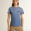 Chemise bleu clair délavée pour femme avec imprimé sur la poitrine