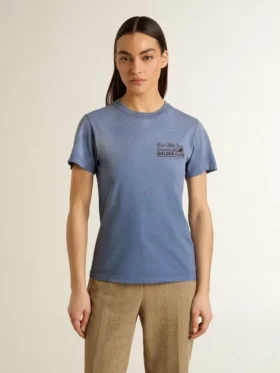 Chemise bleu clair délavée pour femme avec imprimé sur la poitrine
