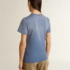 Chemise bleu clair délavée pour femme avec imprimé sur la poitrine