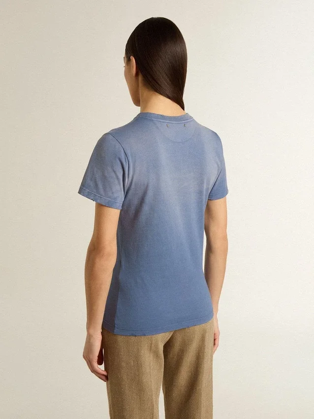 Chemise bleu clair délavée pour femme avec imprimé sur la poitrine