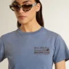 Chemise bleu clair délavée pour femme avec imprimé sur la poitrine