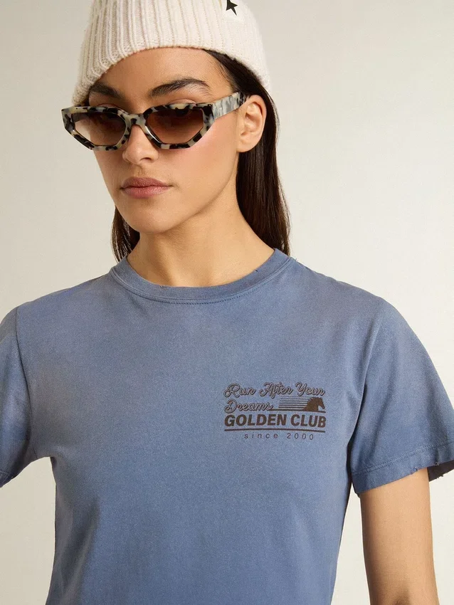 Chemise bleu clair délavée pour femme avec imprimé sur la poitrine