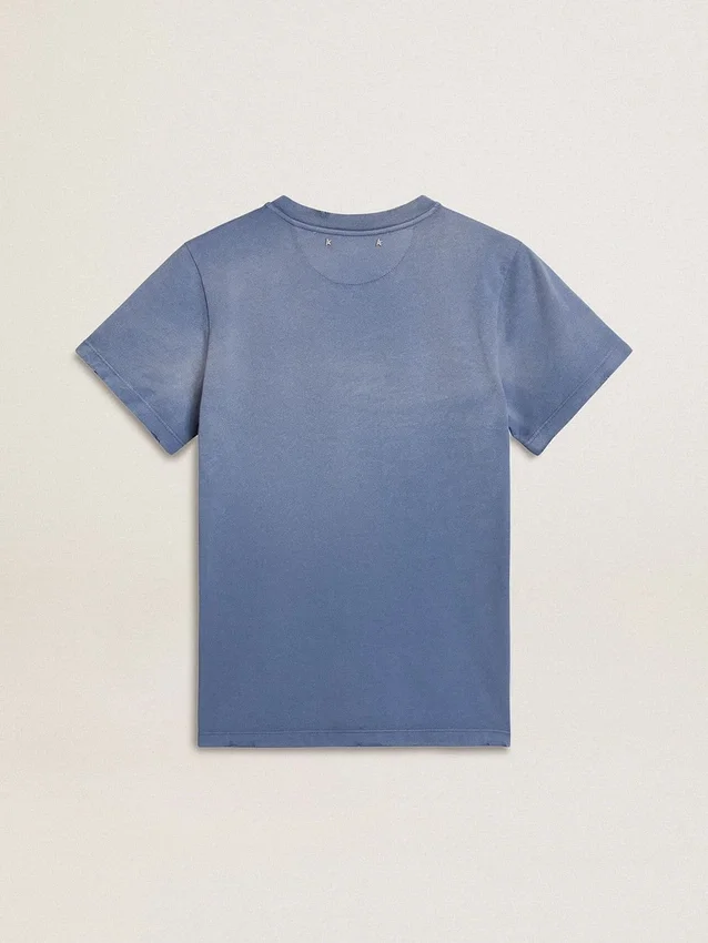Chemise bleu clair délavée pour femme avec imprimé sur la poitrine