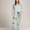 Chemise « boyfriend » délavée pour femme, ornée de cristaux cabochons